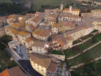 Una vista dall'alto del borgo di Trequanda (SI) che domenica 18 si tingerà dei colori di Toscana Arcobaleno d'Estate