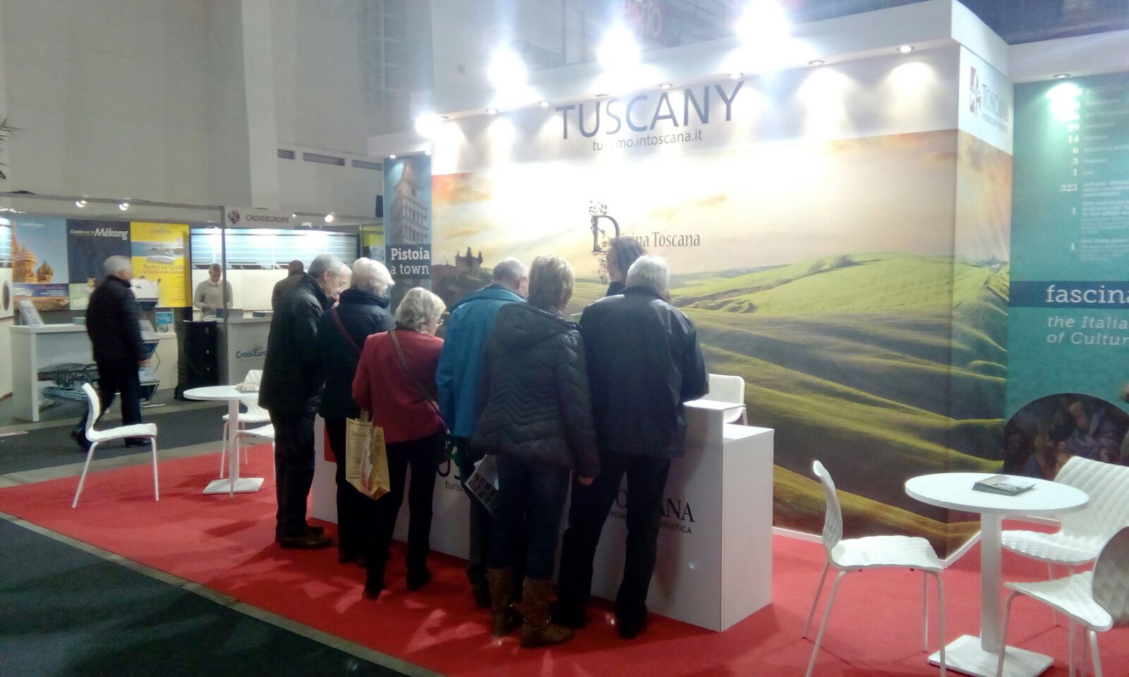 Visitatori allo stand della Toscana al Salon des Vacances di Bruxelles