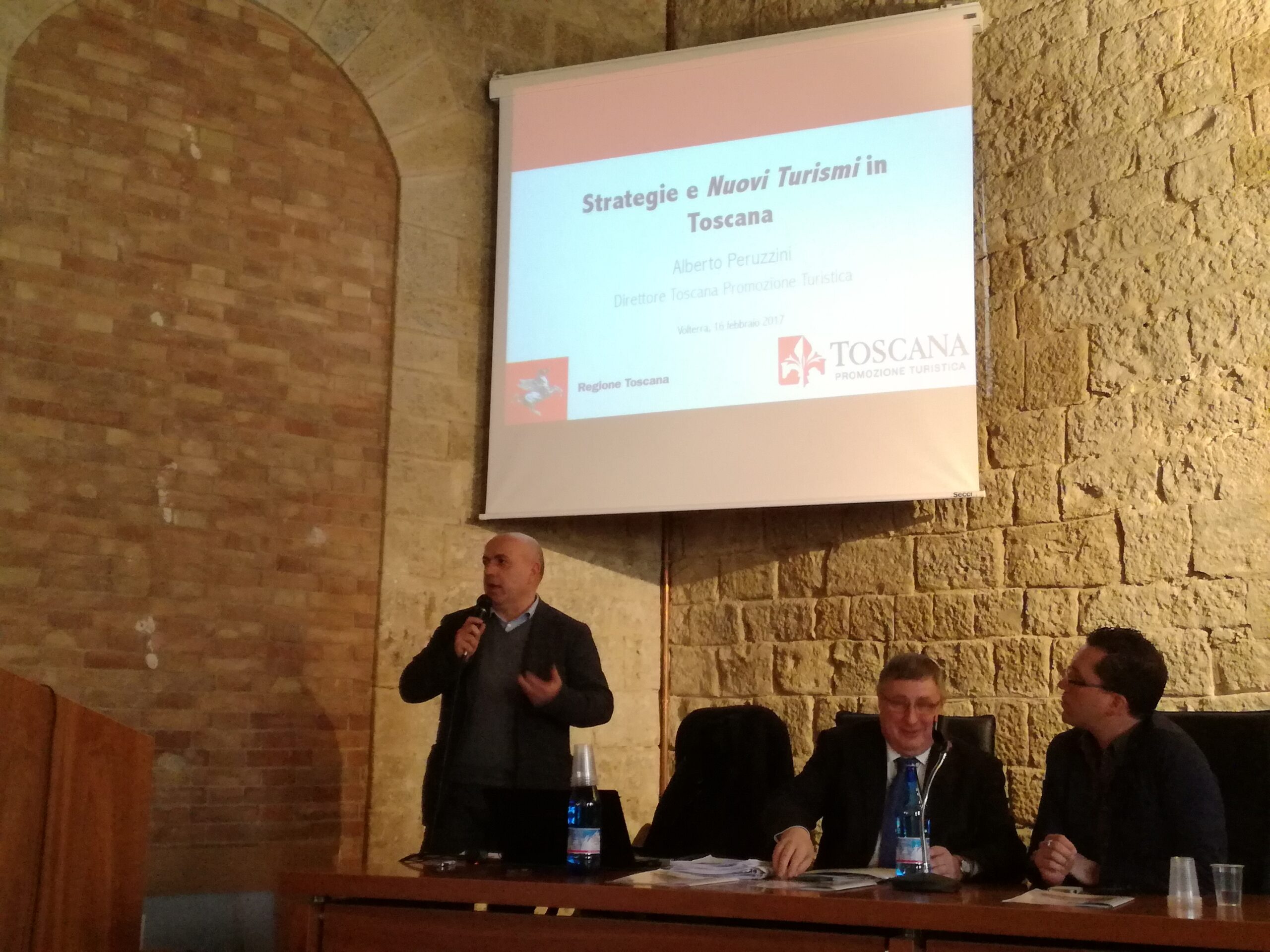 Un momento dell'intervento di Alberto Peruzzini a Volterra