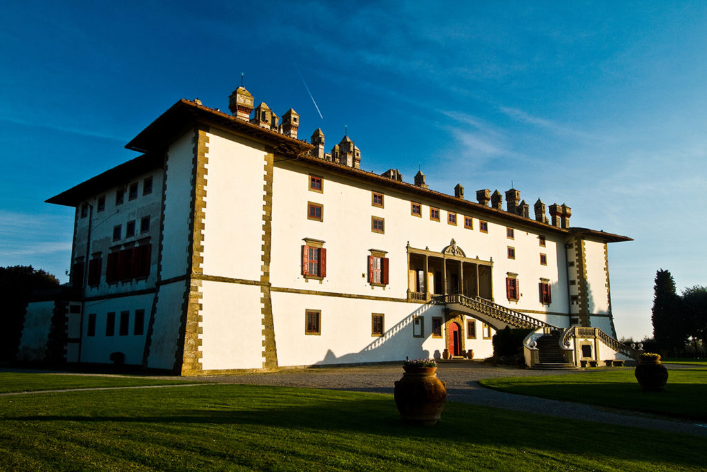 La splendida Villa medicea di Artimino "La Ferdinanda" conosciuta anche come "villa dei cento camini"