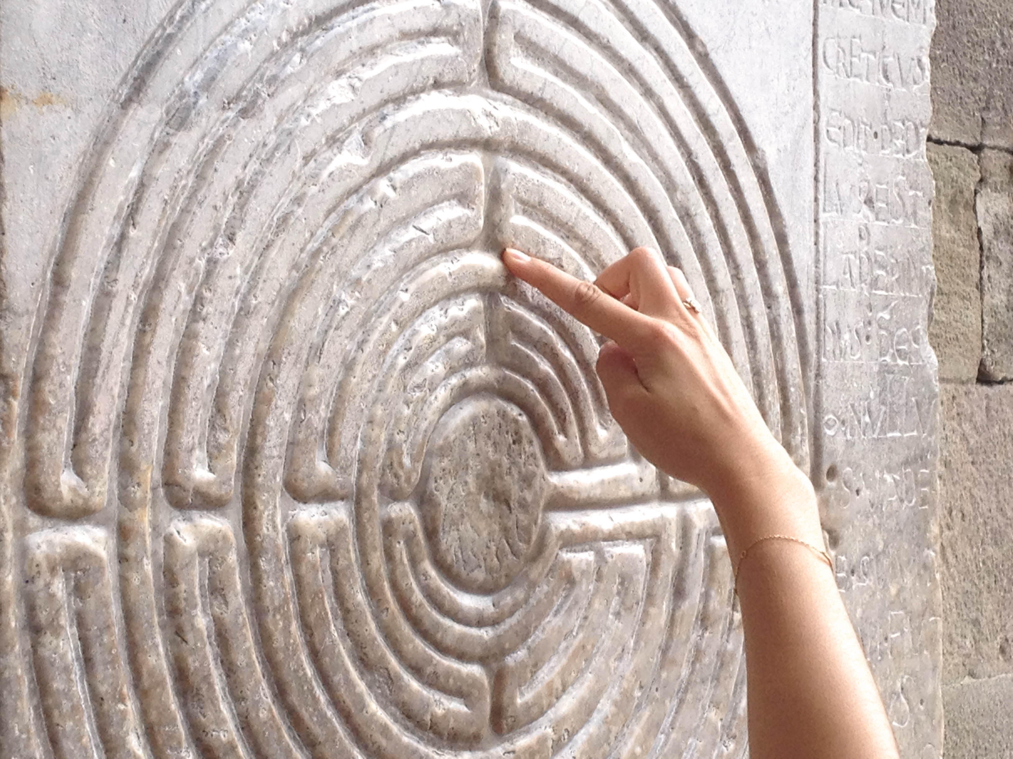 Il labirinto scolpito sopra una pietra del porticato antistante la cattedrale di San Martino di Lucca