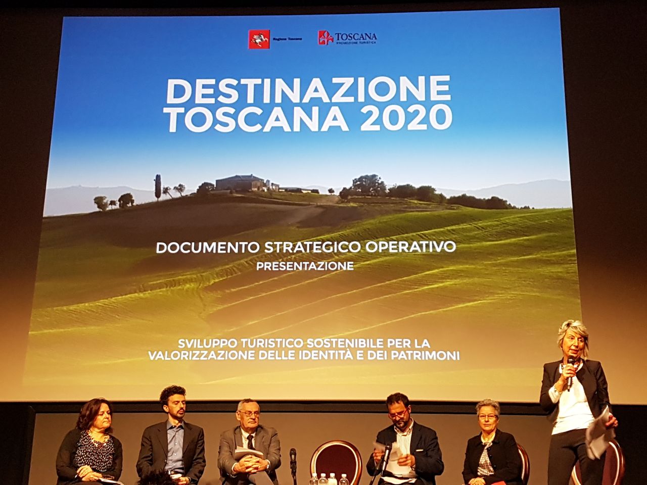 Un momento della presentazione di "Destinazione Toscana 2020 - Documento strategico operativo" al Teatro della Compagnia di Firenze (12 maggio 2017)