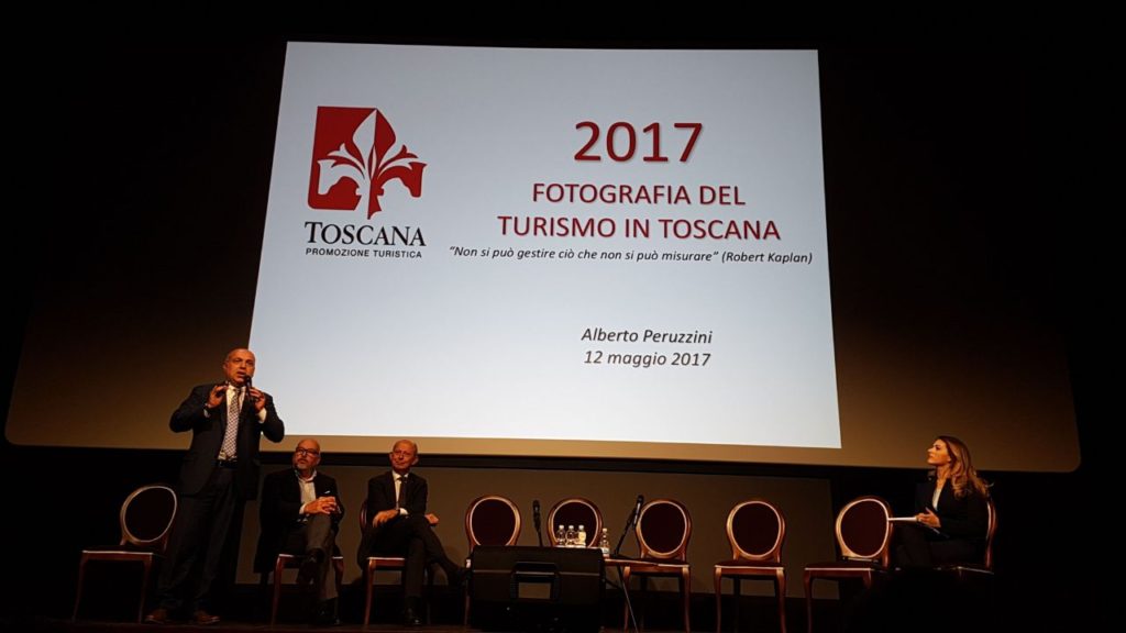 Un momento della presentazione dei dati sulla prossima stagione estiva, fatta dal direttore di Toscana Promozione Turistica, Alberto Peruzzini
