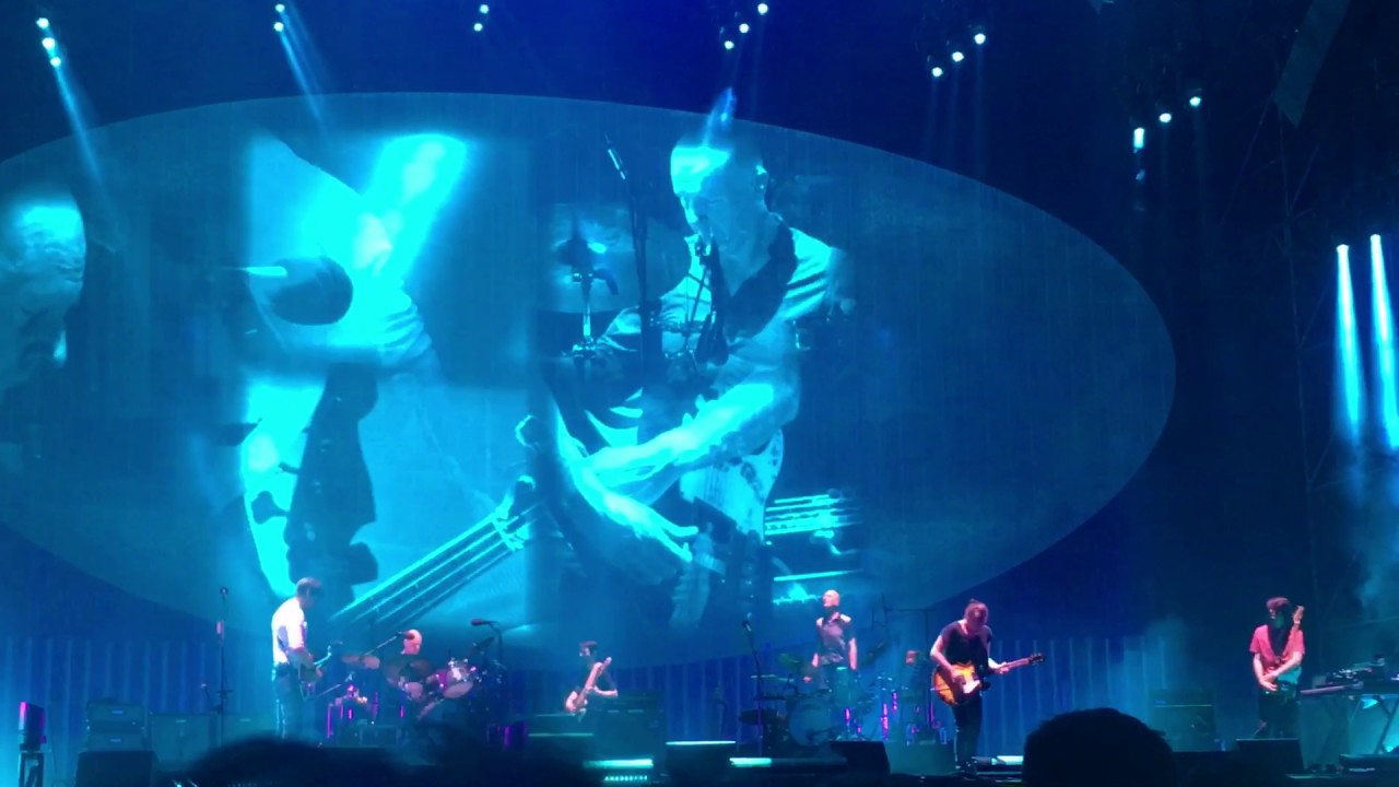 Un momento del concerto dei Radiohead alla Visarno Arena di Firenze il 17 giugno scorso