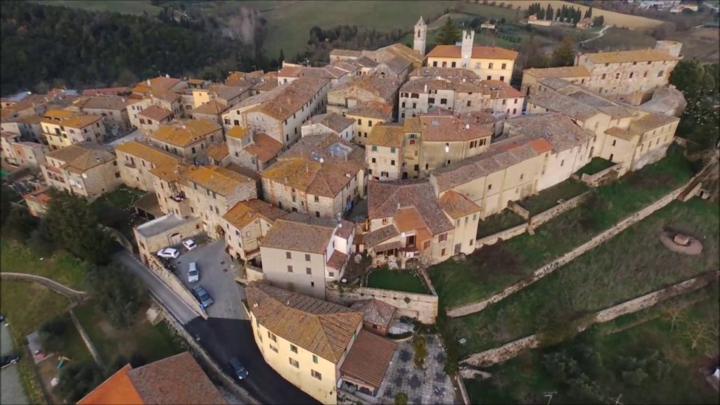 Una vista dall'alto del borgo di Trequanda (SI) che domenica 18 si tingerà dei colori di Toscana Arcobaleno d'Estate