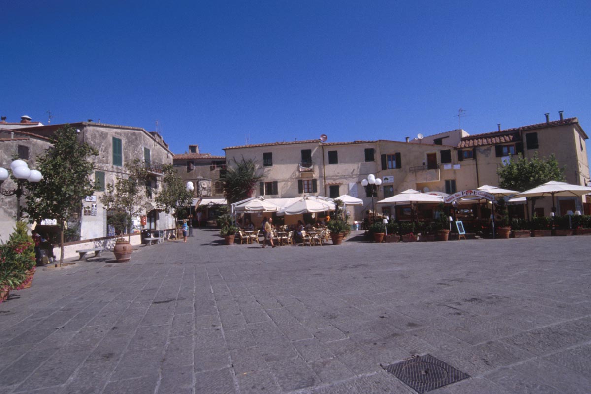 Una vista di Piazza Matteotti a Capoliveri dove oggi si terrà la serata inaugurale di Un'altra estate