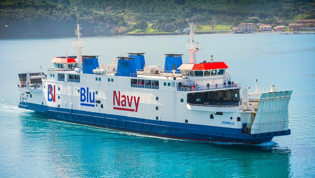 Il traghetto Blunavy Acciarello che collega Piombino a Portoferraio durante l'estate.