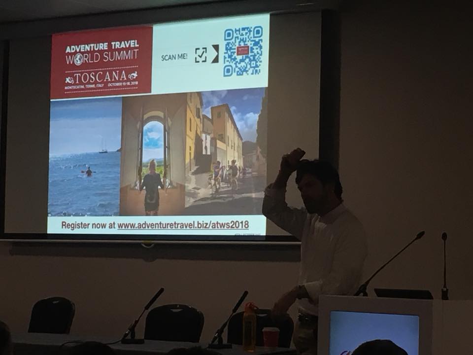 Chris Doyle, Executive Director-Europe di ATTA Europe, dal palco dell'AdventureConnect al WTM di Londra mentre illustra la prossima edizione del Adventure Travel World Summit