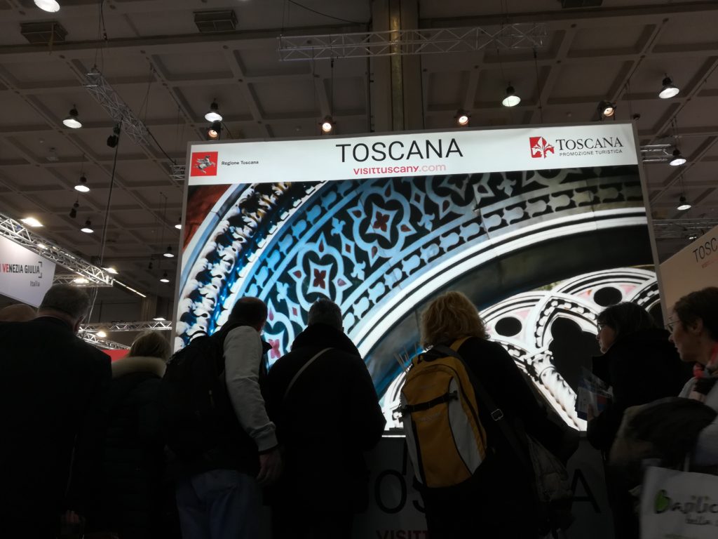 Il desk informazioni dello stand della Regione Toscana alla BIT 2018