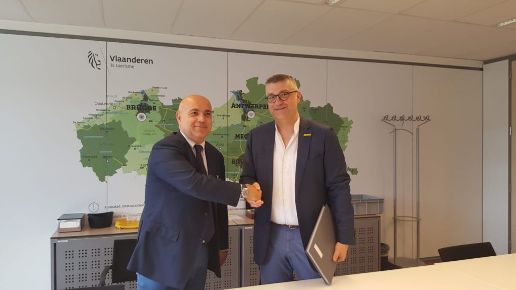 Il direttore di Toscana Promozione Turistica, Alberto Peruzzini, e il CEO di Toerisme Vlaanderen, Peter De Wilde, si stringono la mano dopo la firma del Memorandum