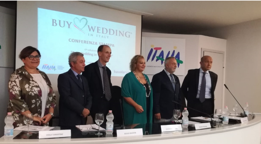 Foto di gruppo al termine della conferenza stampa di presentazione di Buy Wedding in Italy 2018 a Roma, nella sede ENIT