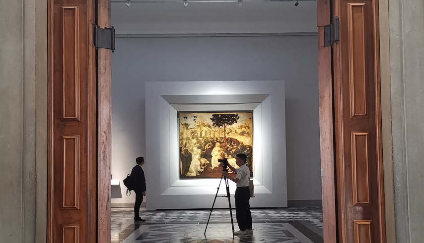 Un momento di lavoro della troupe cinese alla Galeleria degli Uffizi di Firenze.