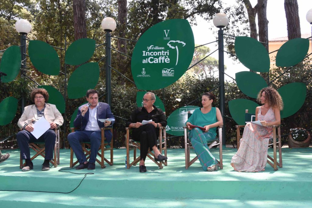 Presentati questa mattina in conferenza stampa gli incontri al Caffè de La Versiliana e gli eventi del 40° Festival . Alla presentazione sono intervenuti il Sindaco di Pietrasanta Alberto Stefano Giovannetti, il presidente della Fondazione Versiliana Alfredo Benedetti, il Presidente e A.D. di Seif per Loft produzioni Cinzia Monteverdi, il Consulente Artistico della Fondazione Versiliana Massimo Martini e la Coordinatrice degli Incontri al Caffè de La Versiliana Stefania Bernacchia. 