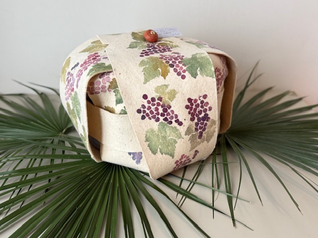 La cassetta di cottura decorata con grappoli d'uva