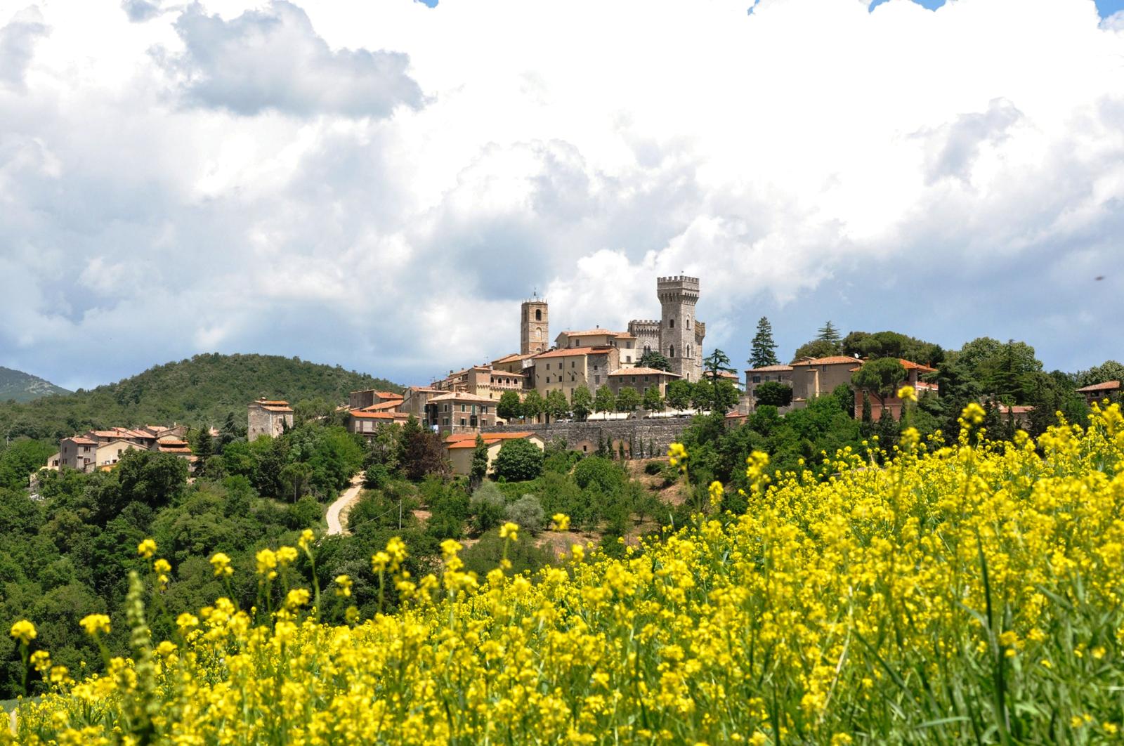 San Casciano dei Bagni Borgo di San Casciano dei Bagni in primavera
