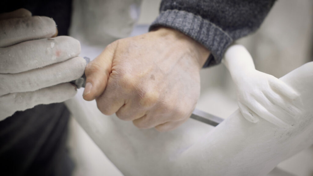 Artigiano a lavoro su una scultura