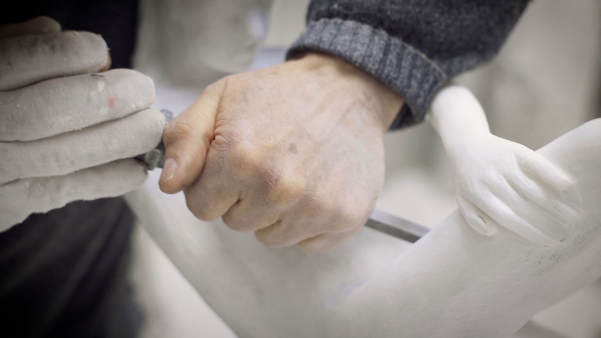 Laboratorio marmo 8 Archivio Ambito Riviera Apuana Artigiano a lavoro su una scultura