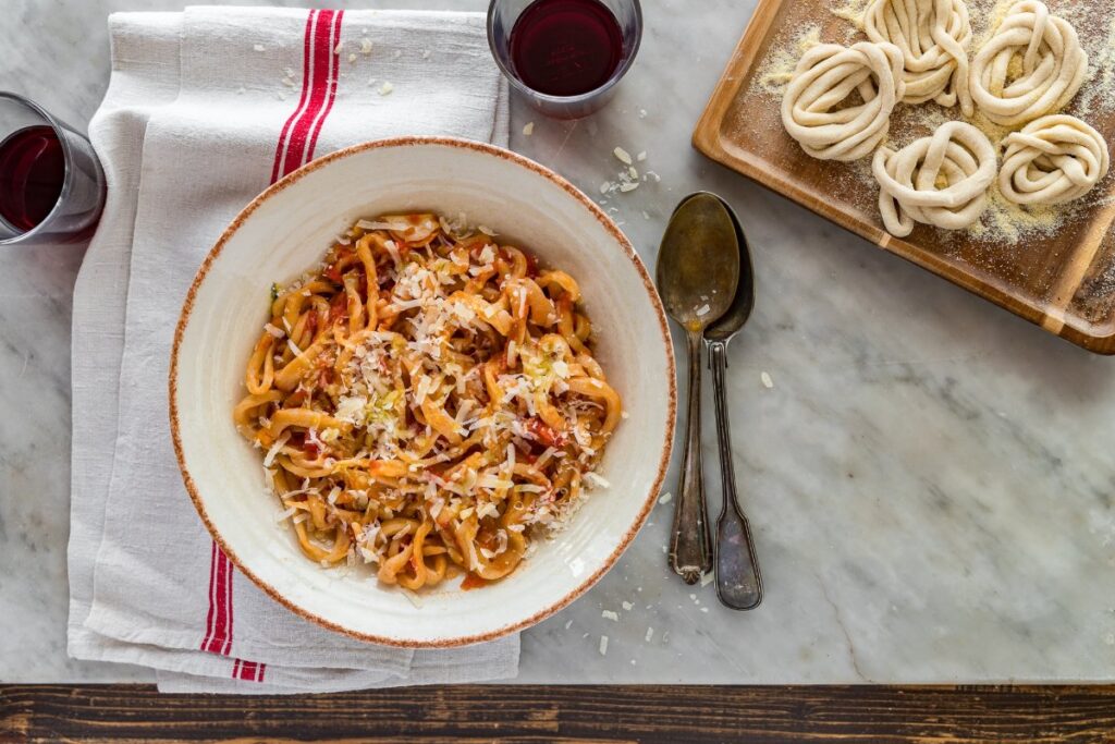 Piatto di pici all'aglione