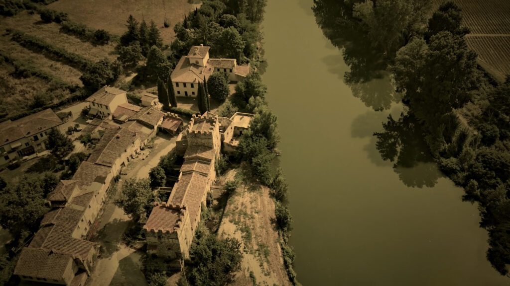 Vista aerea di borgo medievale affacciato su un fiume