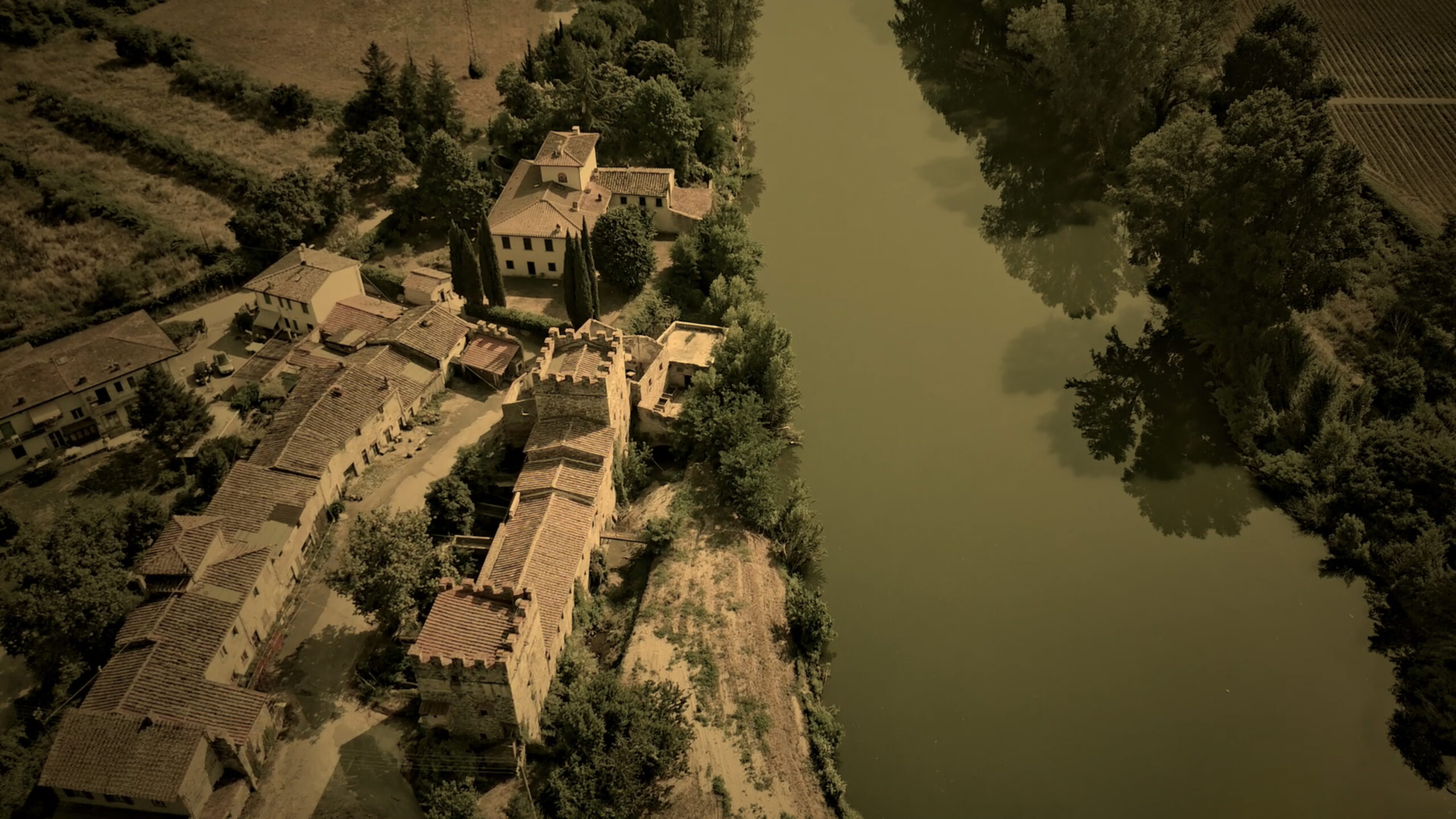 Vista aerea di borgo medievale affacciato su un fiume