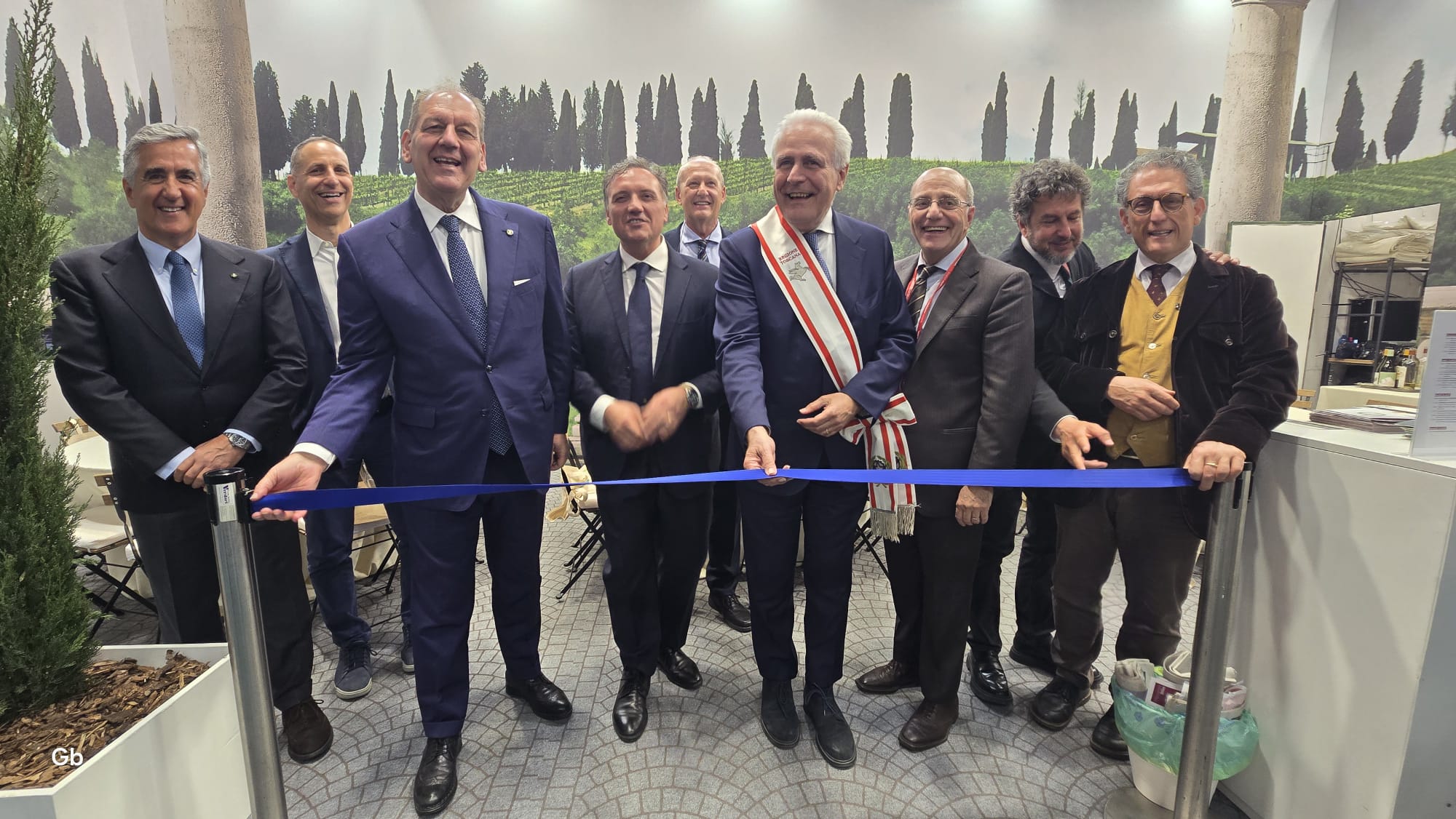 Inaugurazione Tagio del nastro al VInitaly con prsidente Giani e assessore Marras