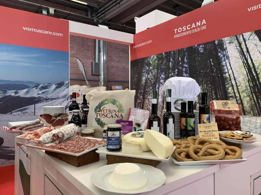 Prodotti tipici toscani all'interno di uno stand di Toscana Promozione Turistica