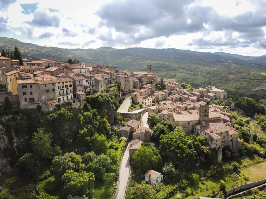 Immagine del borgo di Santa Fiora in distante