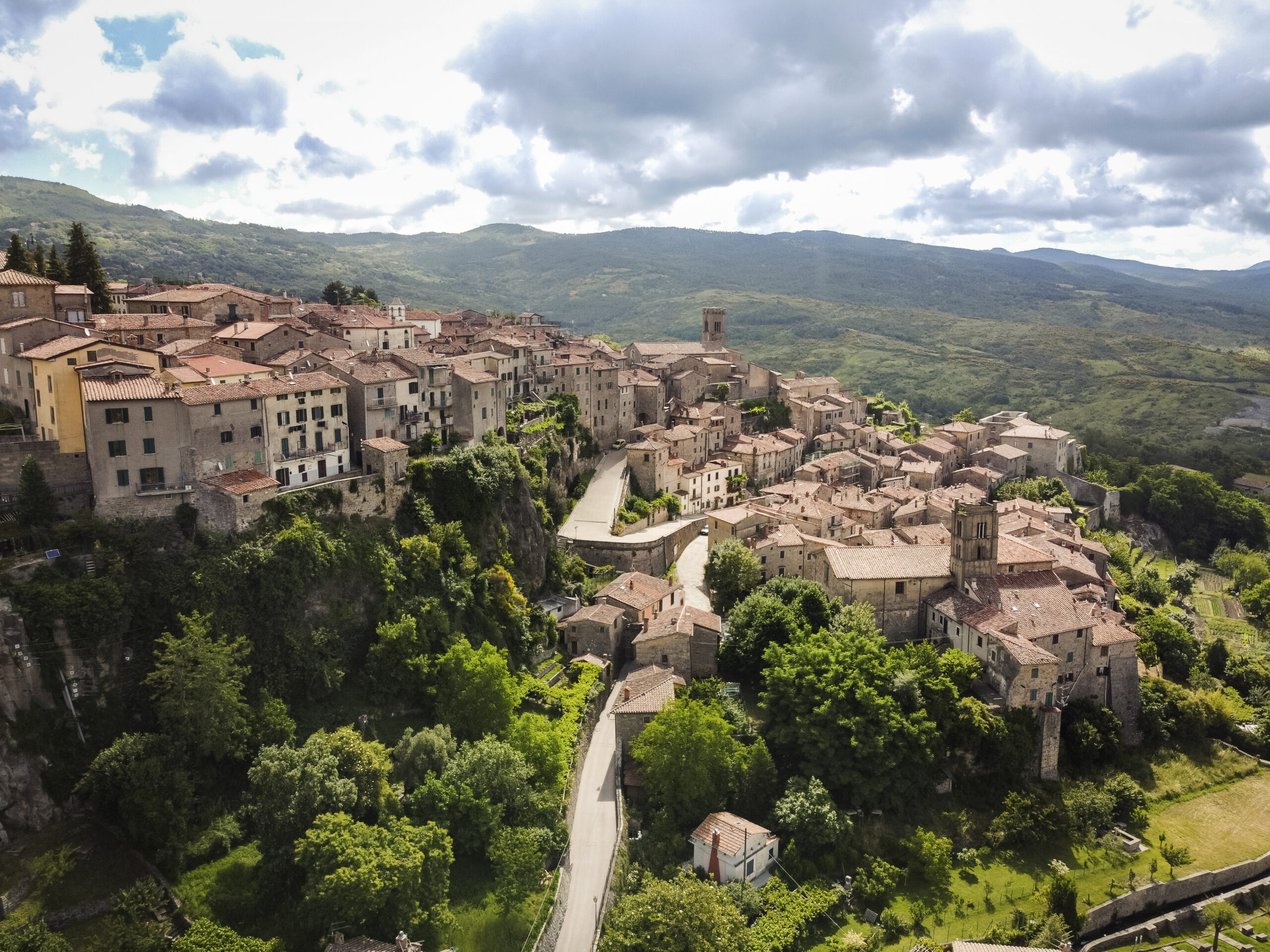 DCIM100MEDIADJI_0418.JPG Immagine del borgo di Santa Fiora in distante