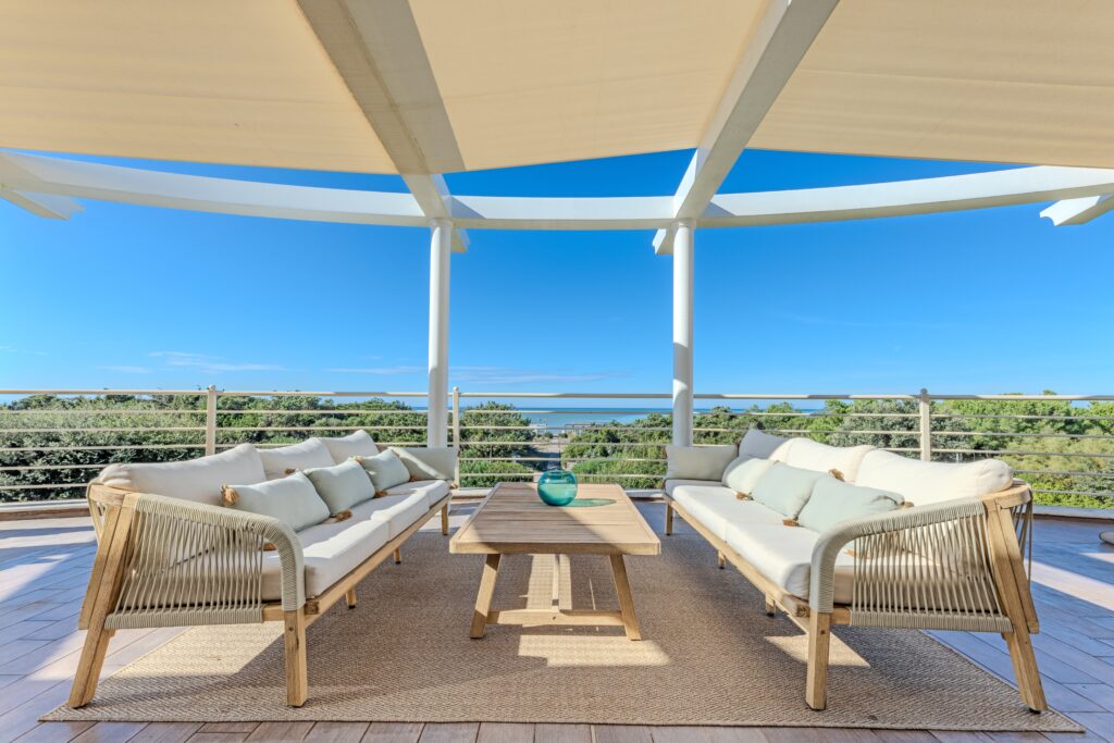 Divani da giardino con vista sul mare