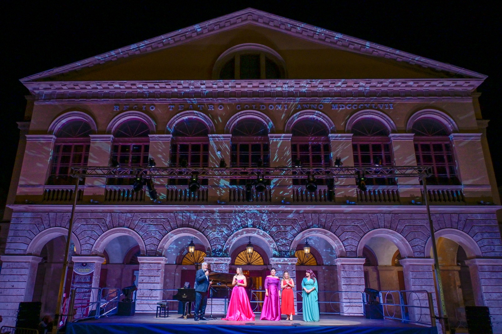 Un concerto del Mascagni Festival davanti al Teatro Goldoni La facciata del teatro Goldoni di Livorno durante uno spettacolo lirico realizzato di fronte ad esso durante il Mascagni Festival
