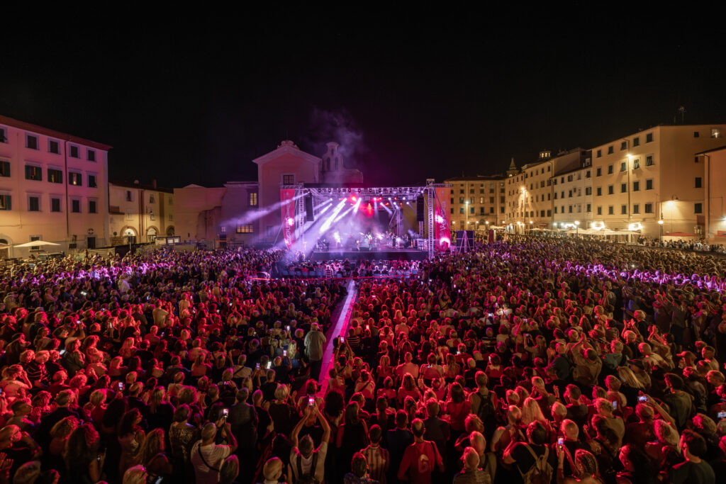 Immagine dall'alto di Piazza del Luogo Pio a Livorno gremita di spettatori durante Effetto Venezia