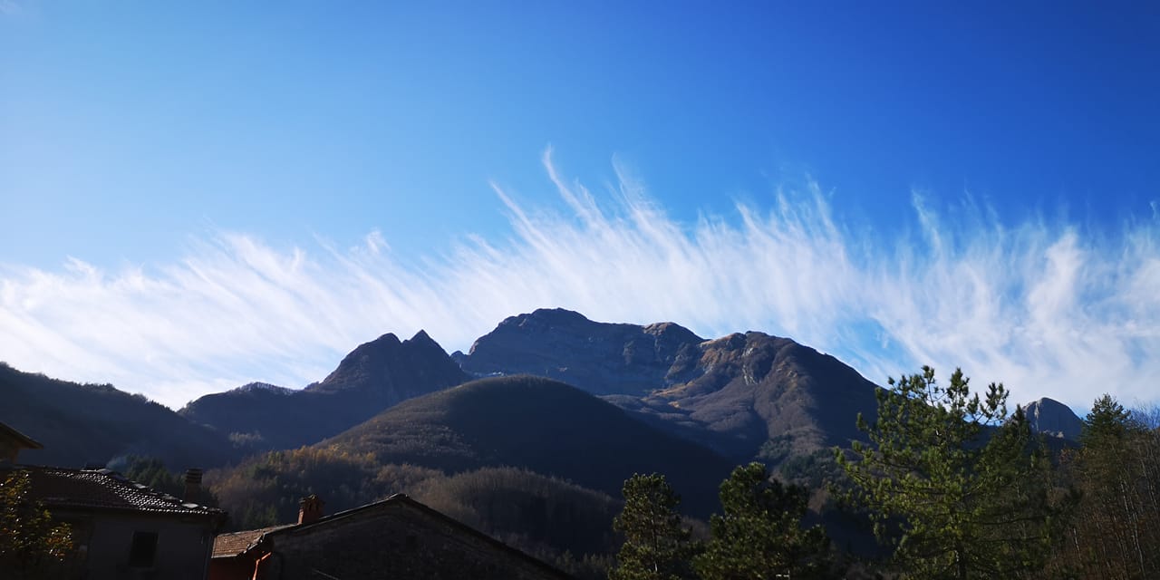 Alpi_Apuane-Monte_Pisanino L'immagine mostra il monte Pisanino di giorno con striature di nuvole alle sue spalle