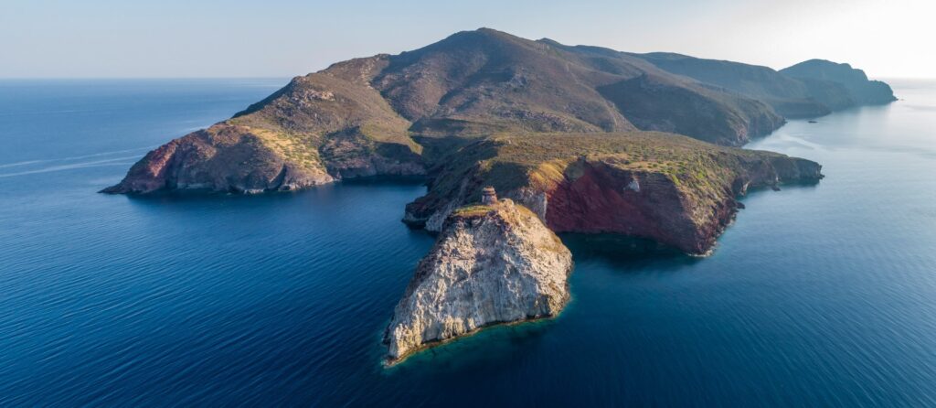 Nell'immagine, l'isola di Capraia vista dall'alto