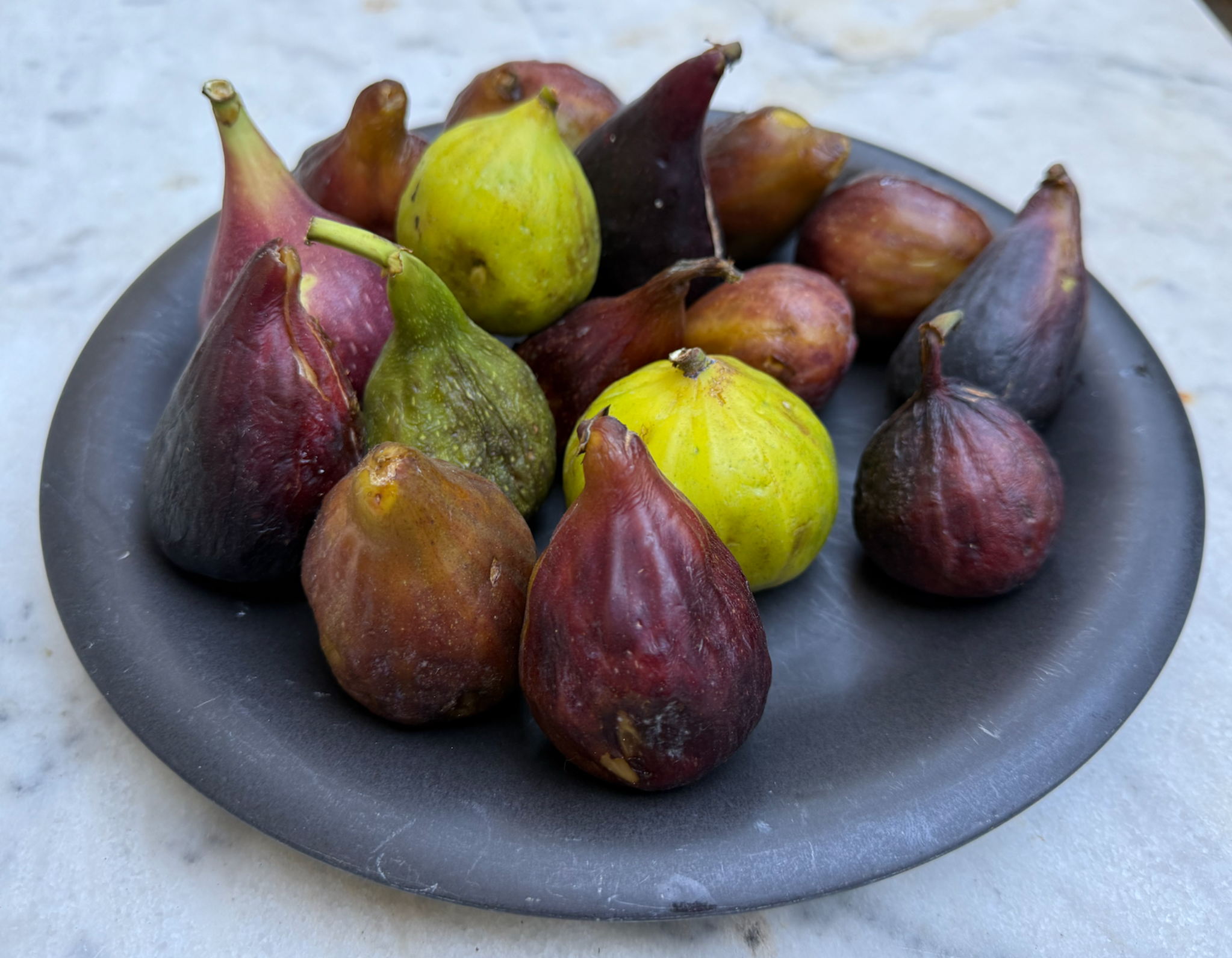 Fichi Nell'immagine un vassoio di fichi verdi e neri