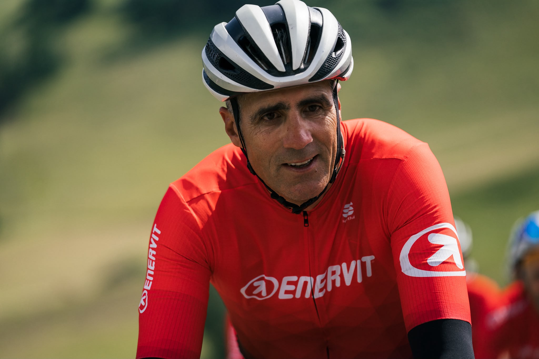 In foto il campione di ciclismo Miguel Indurain in sella alla sua bici