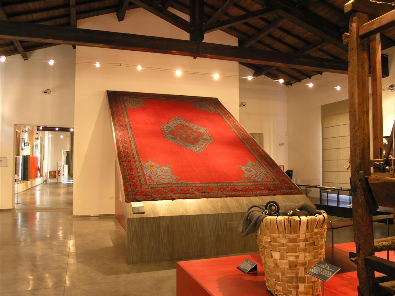 MuseoTessuto8PhPagliai Immagine di un grande tappeto esposto al museo del tessuto di Prato