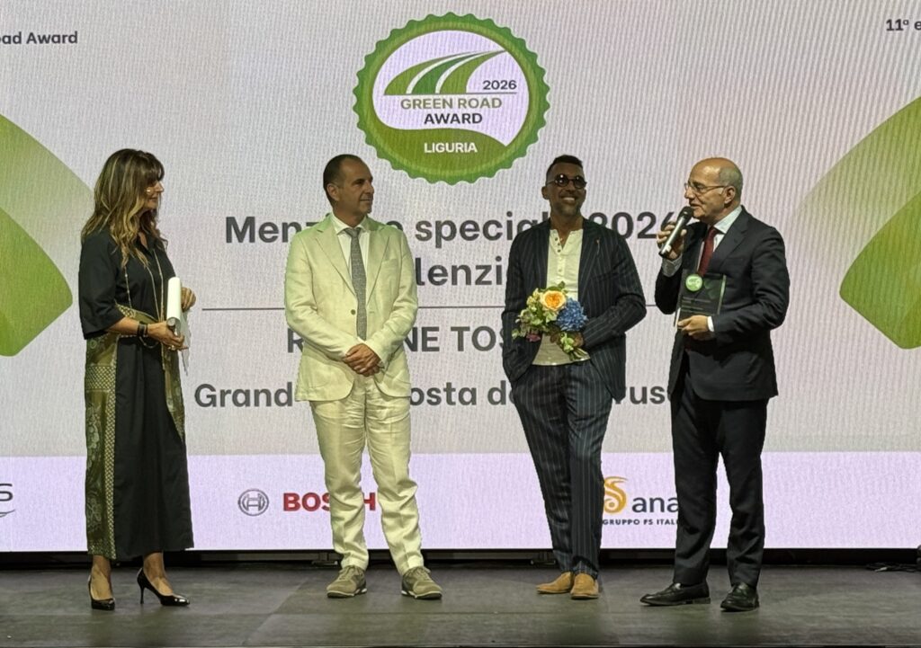 Francesco Tapinassi riceve il premio sul palco della manifestazione
