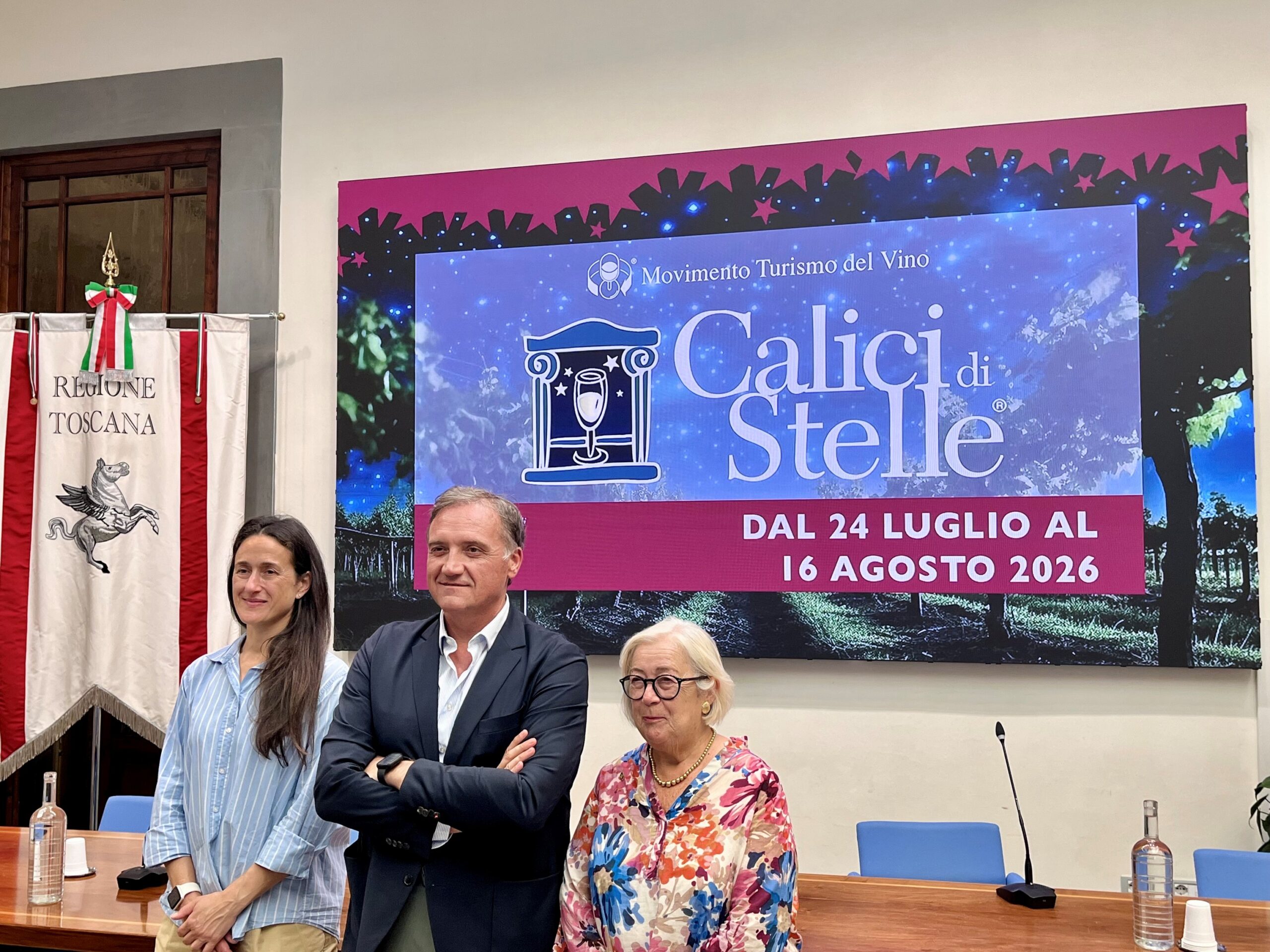 Immagine1 Nell'immagine l'assessore al turismo Marras con dietro l'immagine della manifestazione Calici di stelle
