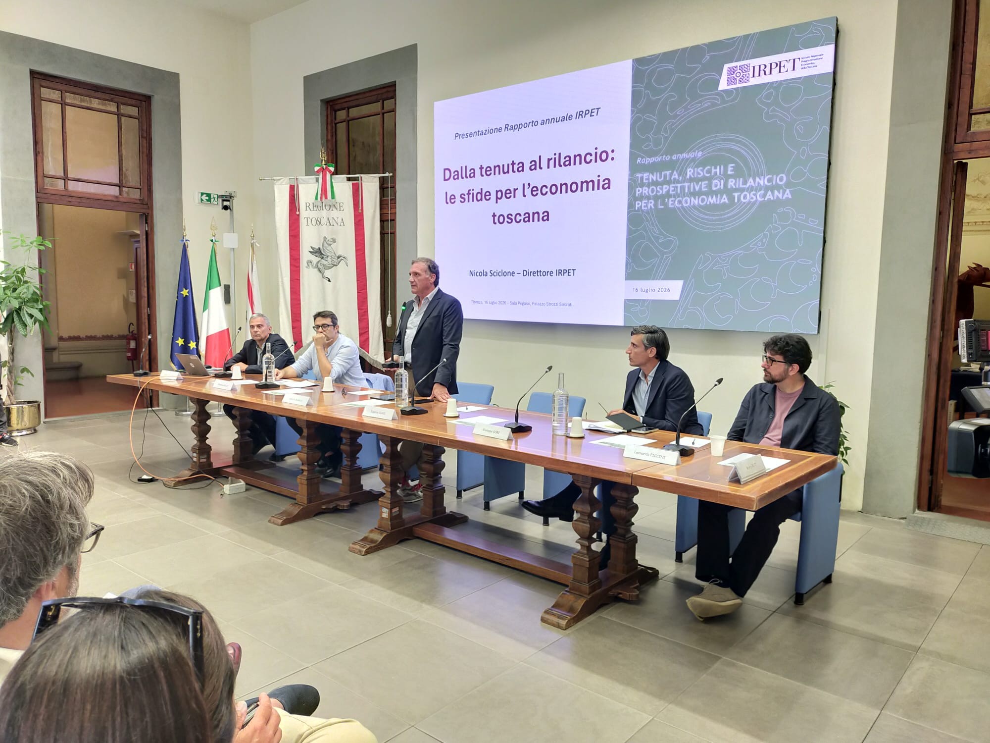 L'assessore Marras in piedi che commenta i dati sul turismo in Toscana