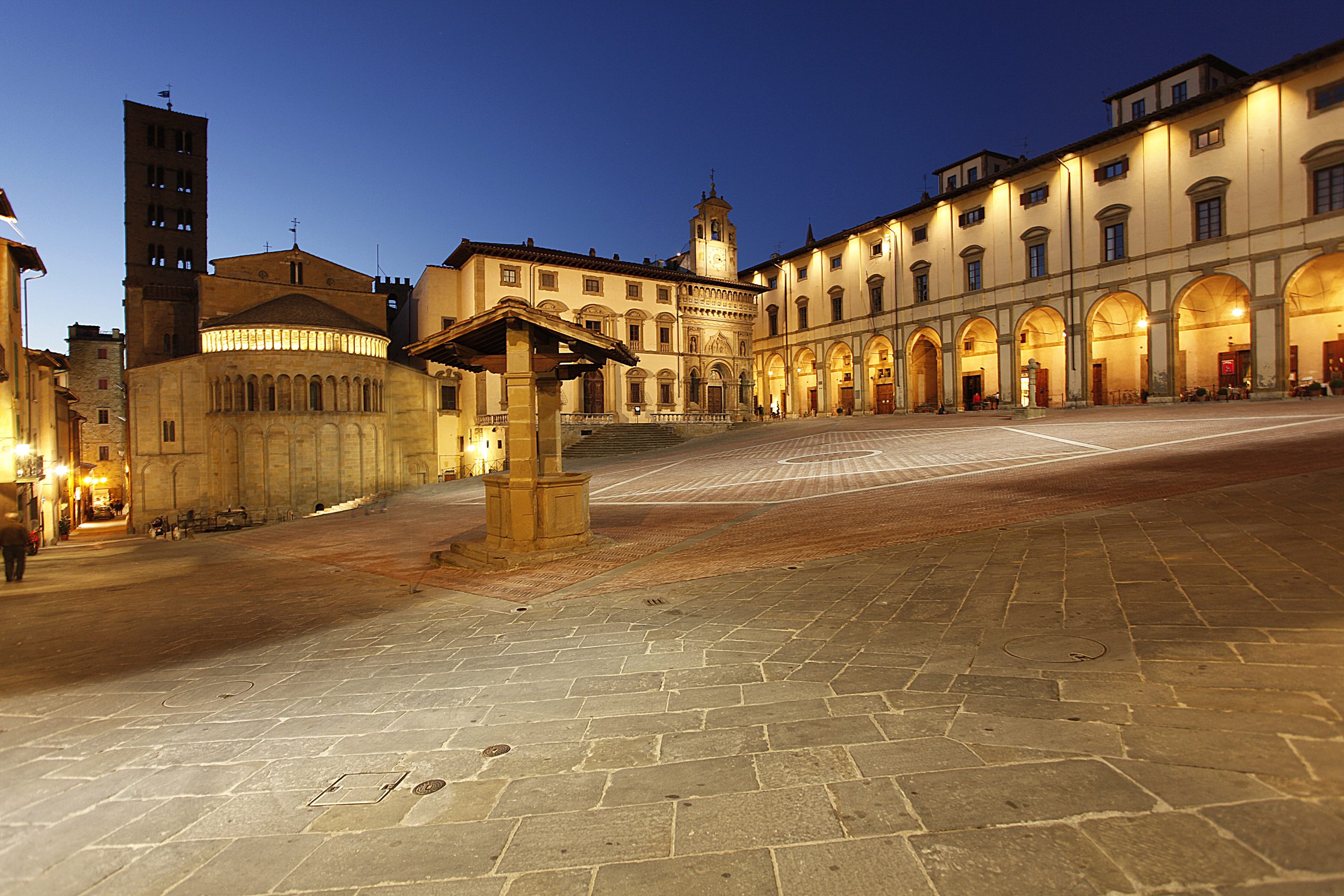 00021-Arezzo. Photo by Enrico Caracciolo Scorcio di Piazza Grande ad Arezzo di notte.