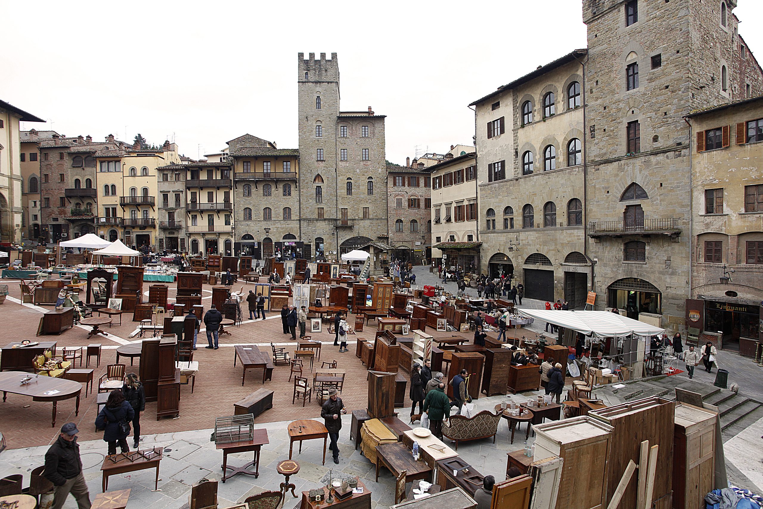 Arezzo mercato antiquario foto by Enrico Caracciolo 4 Piazza grande con mercato antiquario