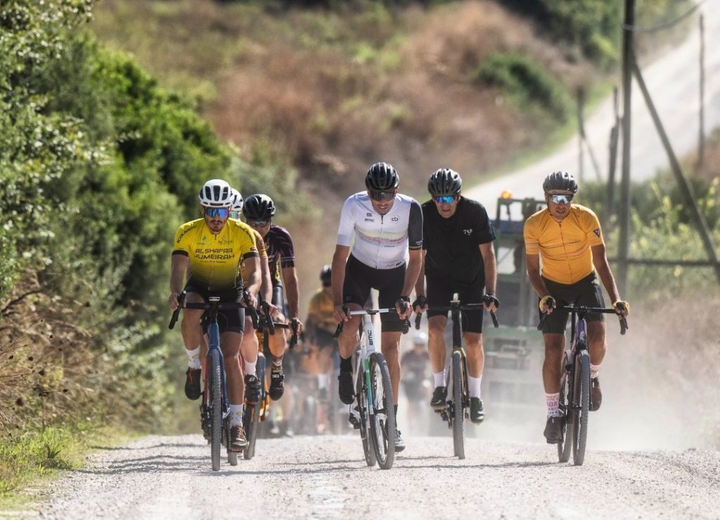 Immagine di un gruppo di pedalatori su bici d'epoca su strada bianca