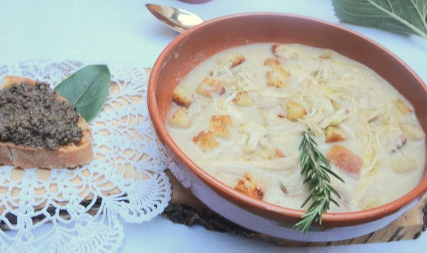 Zuppa del Tarlati Foto della Zuppa del Tarlati in un recipiente di coccio