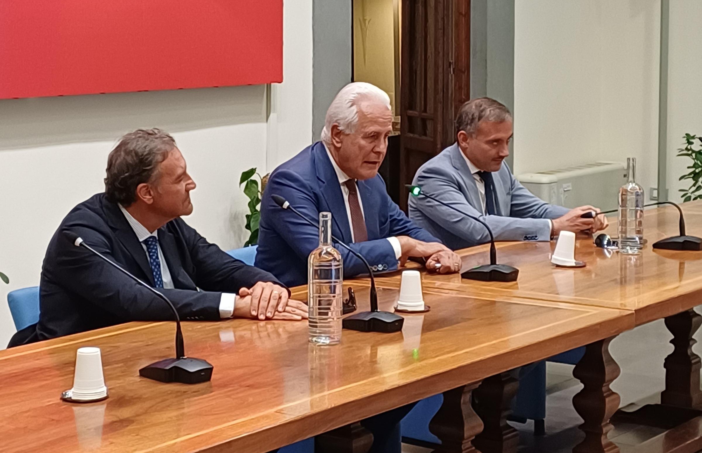 Giani, Marras e Bugliani seduti al tavolo della conferenza stampa