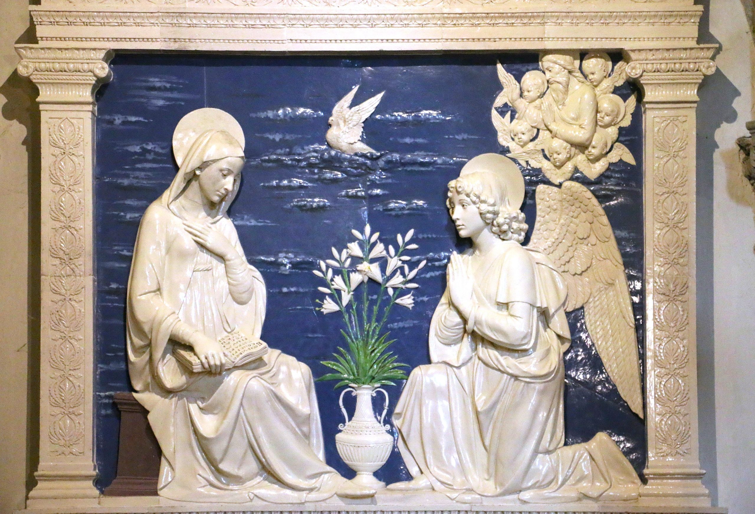 Santuario Francescano della Verna, Chiusi della Verna, Tuscany, Italy Annunciazione dei Della Robbia: l'arcangelo Gabriele e la Madonna con colomba e angeli sopra di loro