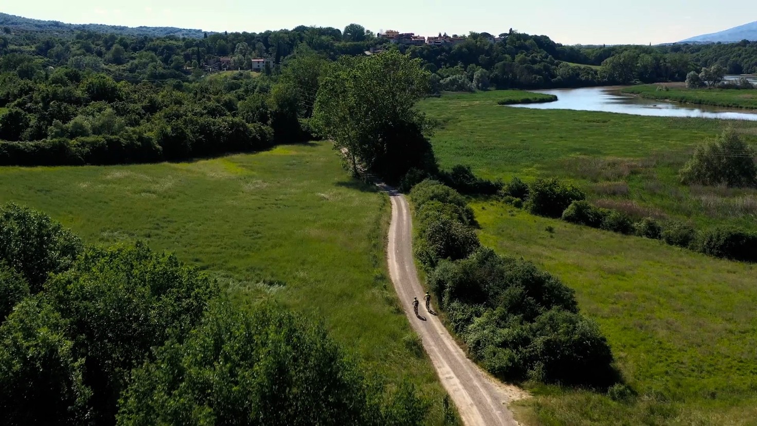 Ciclovia Arno Immagine dall'alto di un tratto di ciclovia lungo il fiume Arno
