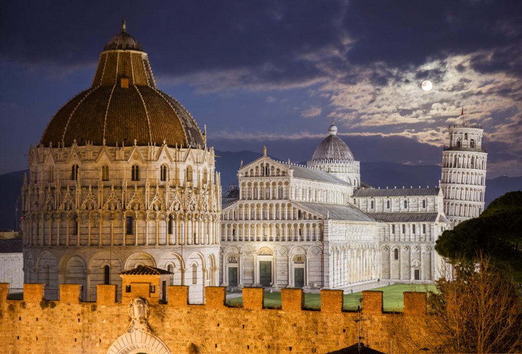 Immagine: Quasi 48 mila visitatori la sera in Piazza dei Miracoli: la scommessa dell’estate incontra il pubblico