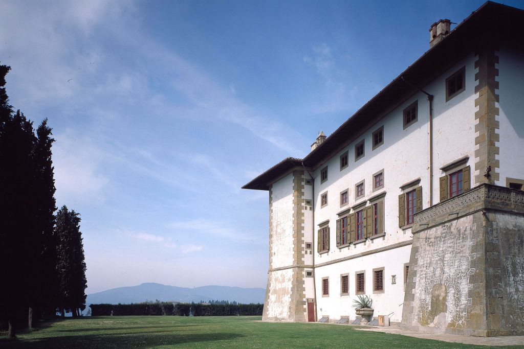 Immagine di uno dei lati della Villa Medicea di Artimino, con le sue mura bianche contraffortate