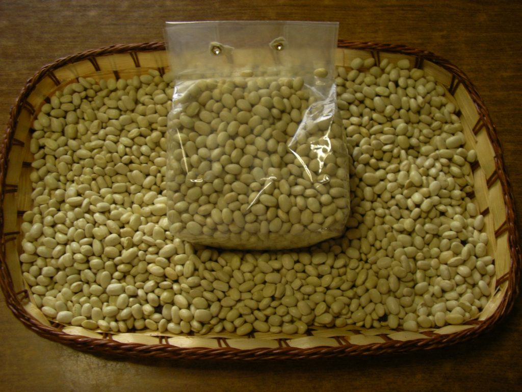Un cesto in vimini pieno di fagioli zolfini