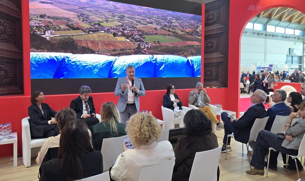 Immagine: Alla TTG di Rimini la Toscana traccia le rotte del 2027. Bugliani: "Toscana Diffusa al centro della strategia: borghi, autenticità e IA per guidare i nuovi flussi turistici"